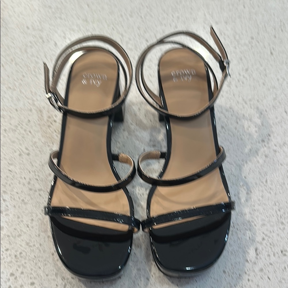 Crown & Ivy Black Tan Sandals Sleek Design